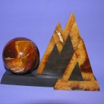 Пирамида с шаром из камня Симбирцит