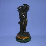 Фигура женщины на змеевике 