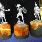 Фигуры на подставках из симбирцита