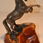 Бронзовая лошадь на камне Симбирцит