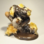 Лягушка на ветке вид слева