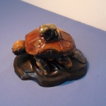 Черепаха с лягушкой. Резьба по камню Симбирцит