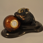 Часы - лягушка из камня Симбирцит