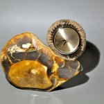 Часы на глыбе из  аммонита