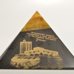 Пирамида из камня Симбирцит с гравировкой