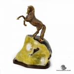 Лошадь на глыбе